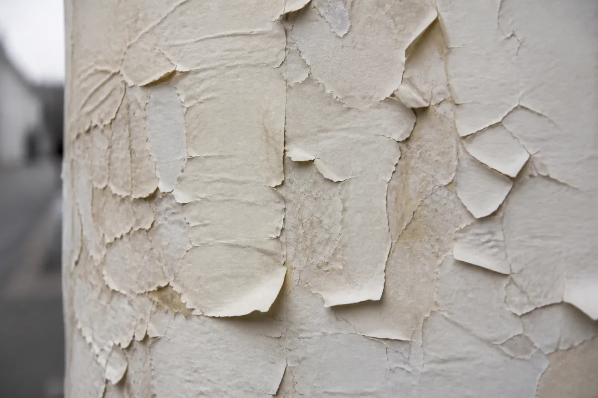 Mur couvert de couches de papier jauni et décollé, image des liens morts de la grille de pixels